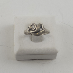 lot 79 image: Sterling Silver Size 6 Ring with Abstract Design