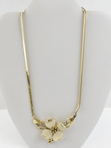 lot 198 image: Trifari Gold Plated Necklace with Flower Pendant