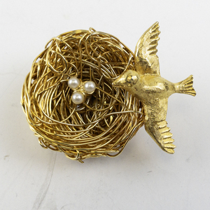 lot 138 image: Vintage Gold Tone Bird Nest Brooch with Pearl Eggs