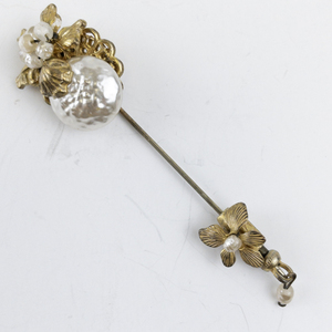lot 144 image: Miriam Haskell Vintage Gold Tone Floral Hat Pin with Faux Pearls