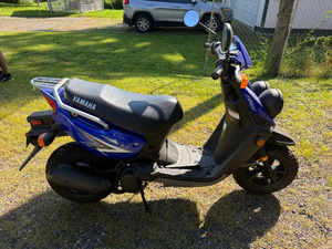 lot 5 image: Yamaha Blue Scooter with Rear Rack