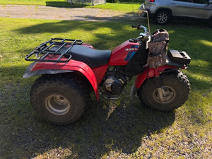 lot 7 image: Vintage Honda Big Red Three-Wheeler ATV - Classic Red Off-Road Vehicle