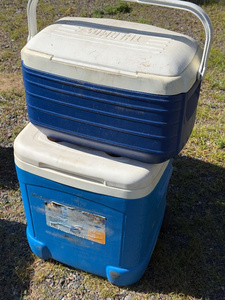lot 9 image: Igloo Ice Cube Cooler & Additional Blue Cooler Set