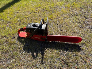 lot 11 image: Vintage Jonsered 630 Chainsaw with Bar Cover