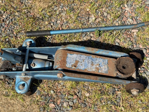 lot 15 image: Vintage Hydraulic Floor Jack with Handle