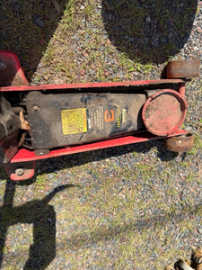 lot 70 image: 3-Ton Hydraulic Floor Jack - Heavy Duty Lift Tool