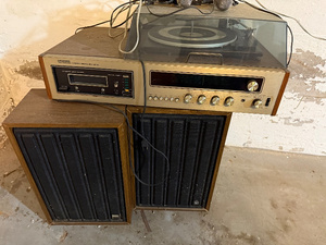 lot 131 image: Vintage Sylvania MST-3735 Stereo System with Turntable & Speakers