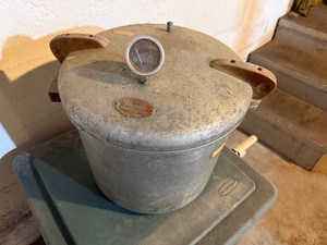 lot 135 image: Vintage Presto Cooker & Canner with Gauge