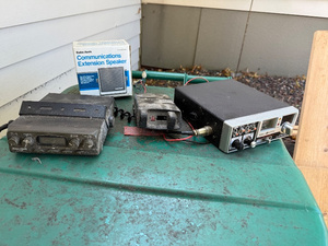 lot 138 image: Vintage Radio Shack TRC-483 CB Radio & Extension Speaker Set