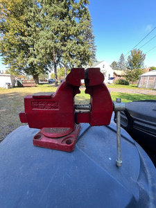 lot 152 image: Wilton Red Bench Vise with 4.5 Jaw Width and 4.5 Opening