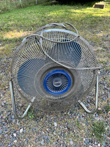 lot 154 image: Vintage Lakewood Engineering Model HV-18 Floor Fan