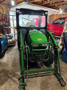 lot 1A image: John Deere 2520 Tractor with 200CX Loader