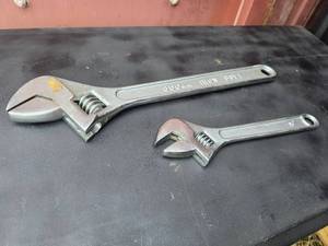 lot 06 image: 2ft and 15 Adjustable Wrenches