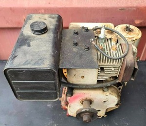 lot 19 image: Vintage() Briggs and Stratton motor. Dry gas tank