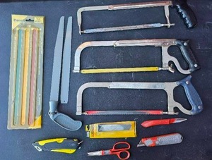 lot 44 image: Assorted hack saws and knifes