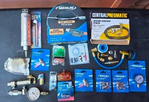 lot 45 image: Assorted air fittings and hoses