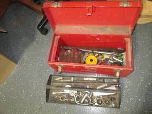 lot 88 image: Red metal 18 toolbox containing mi...