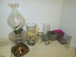 lot 107 image: Vintage oil lamp, stones and home d...
