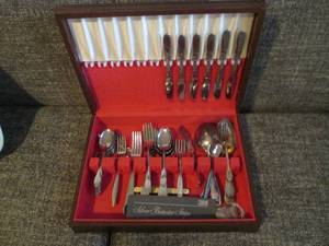 lot 123 image: Silverware in a vintage display box...