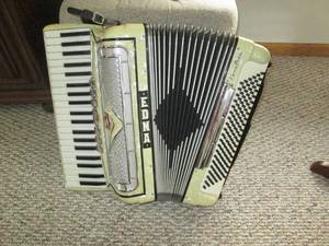 Vintage 120 Bass Accordion with loc...
