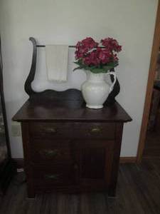 lot 23 image: Vintage Entry Wash Basin Cabinet ma...