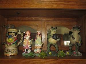 lot 42 image: Frog themed figurines and other hom...