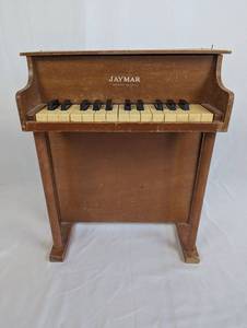 lot 14 image: Jaymar Toy Piano