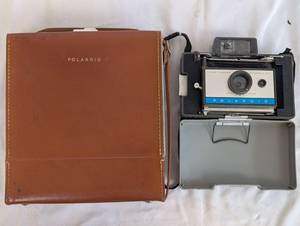 lot 19 image: Polaroid Land Camera Automatic 210 with Case