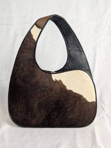 lot 25 image: Artmex Leather Handbag