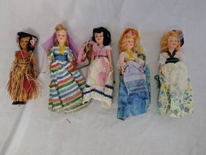 lot 61 image: Set of 5 Vintage Dolls in Traditional Costumes