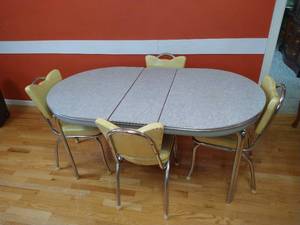 lot 28 image: Vintage MCM Chrome Table & (4) Chairs
