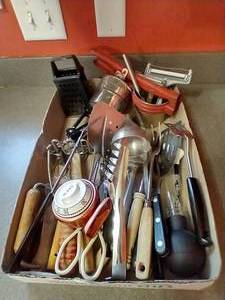 lot 35 image: Tray of Vintage & New Kitchen Utensils - Foley Fork, Etc