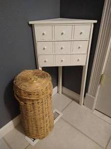 lot 50 image: Corner Shelf & Large Covered Basket