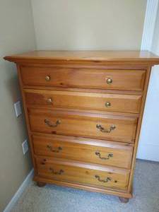 lot 57 image: Wood Chest of Drawers
