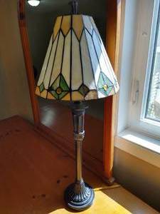 lot 58 image: Heavy Tiffany Style Lamp
