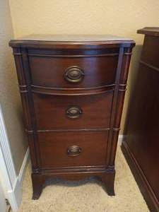 lot 76 image: Wood 3-Drawer Cabinet