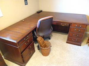 lot 77 image: L-Shaped Office Desk & Chair