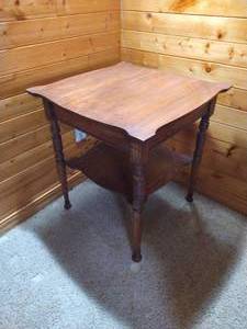 lot 108 image: Pretty Wood Side Table w Shelf