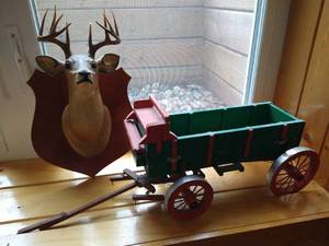 lot 117 image: Decor - Wood Wagon & Small Deer Plaque