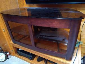 lot 123 image: Wood & Glass TV Stand