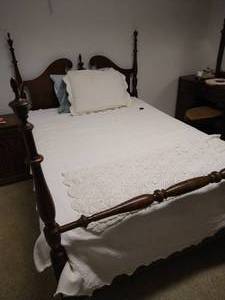 lot 139 image: Vintage 4-Post Full-Size Bed
