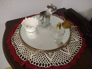 lot 140 image: Decorative Mirror, Doily & Accessories