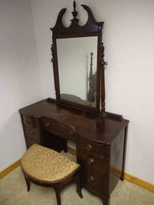 lot 141 image: Antique Wood VanityMirror & Stool