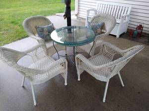 lot 181 image: Patio Table & Chairs
