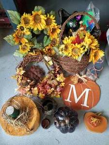 lot 188 image: Fall Decor - Wreaths, Etc