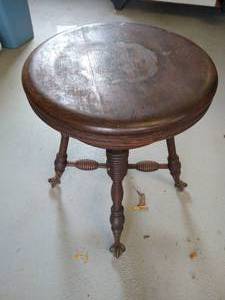 lot 216 image: Vintage Adjustable Claw Foot Piano Stool