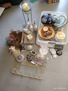 lot 238 image: Large Decor Lot - Nice AmethystQuartz Crystal