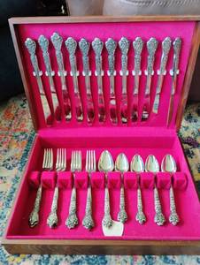 lot 254 image: Nice Looking Versailles Flatware Set in Box