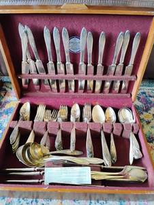lot 258 image: Large Community Plate Flatware Set in Box