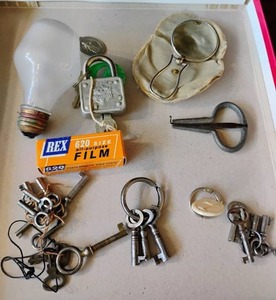 lot 259 image: Vintage Treasure Hunt Lot - Keys, Jews Harp, Light Bulb, Etc